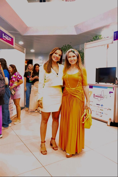 A ex-BBB e atriz Gyselle Soares com a empresária e CEO do Grupo Vanguarda Van Fernandes proferiu palestra