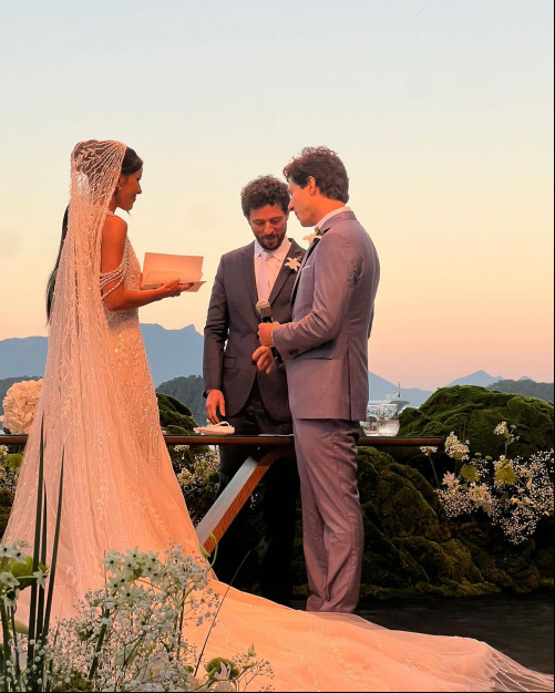 #OSIM - De Maria Eduarda Nogueira & Victor Lazarte no momento do SIM em Angra dos Reis entre familiares e amigos na tarde deste sábado (3/8). Chics!!! - ()