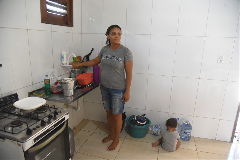Cassandra precisou levar a louça para ser lavada na casa de sua sogra - (Assis Fernandes/ODIA)