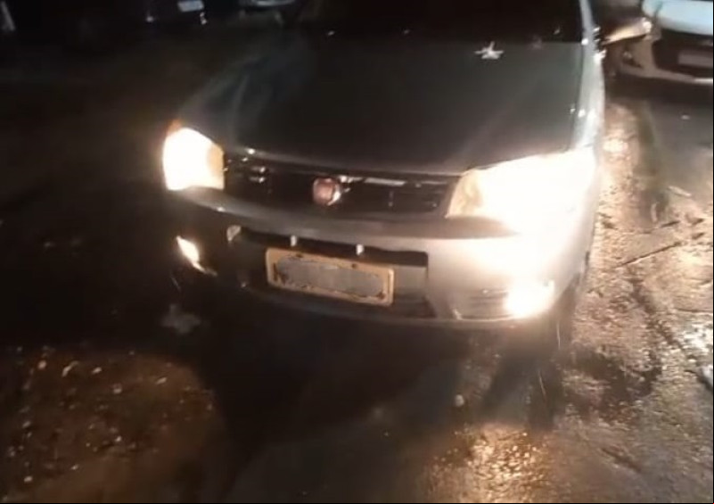 Motorista cai em buraco de obra sem sinalização da Águas de Teresina