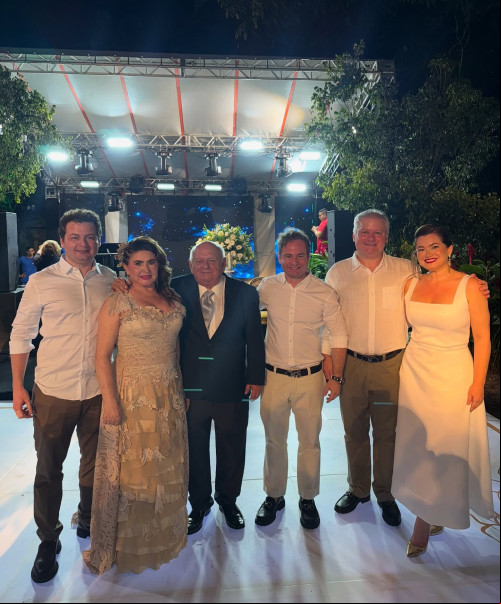 #Family - Parabéns para o empresário Cid Resende e a assistente social Altair Veras Resende, que comemoraram 50 anos de vida conjugal com festa: com os filhos Euka, Reynaldo, Alan e Petronilio, e amigos reunidos. Chics!!! - (Arquivo Pessoal)