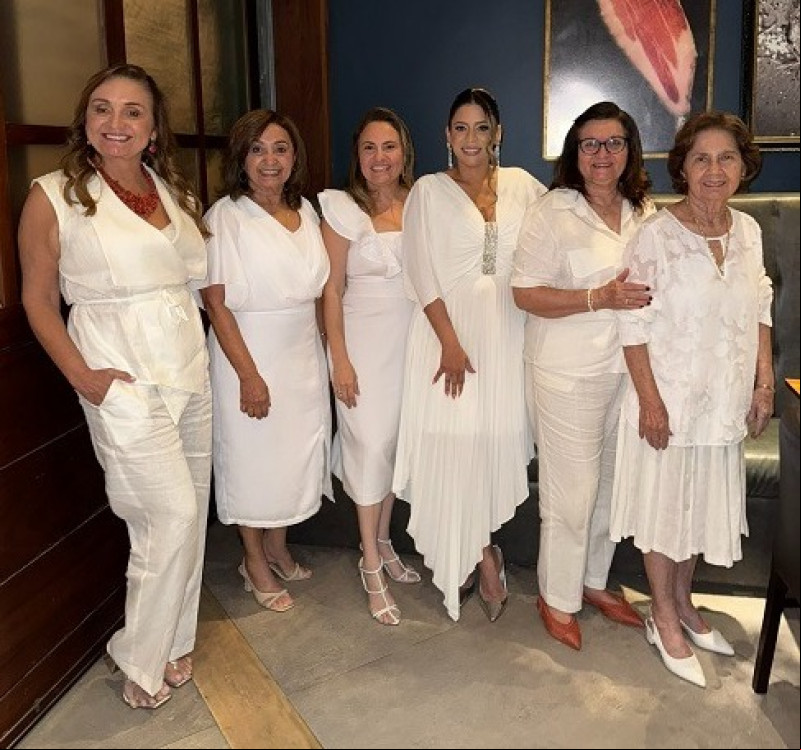 #MissadePáscoadoClube - Click das sócias e das novas sócias do Lótus Clube de Teresina, Gilvana Rodrigues Gayoso Freitas , Paula Jeanne Rosa de Lima e Verônica Aragão com suas madrinhas Nailza Meneses, Polyana Melo e Amélia Tereza em noite de Missa de Páscoa do Clube. Chics!!! - (Luciêne Sampaio)