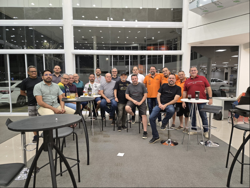 #GPBrasil - #Um click do empresário e presidente da @abav_pi - by @jorgeleitedoge com a família e amigos no lançamento do GP Brasil - F1 que será realizado em São Paulo. Chics!!! - (Luciêne Sampaio)