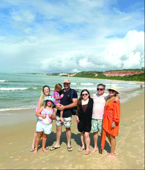  MÉDICO DR. ALDO JOSÉ LEAL E FAMÍLIA, RECENTEMENTE CURTIRAM A BELA PRAIA DE ARRAIAL D’ AJUDA- BAHIA - (Arquivo Pessoal)
