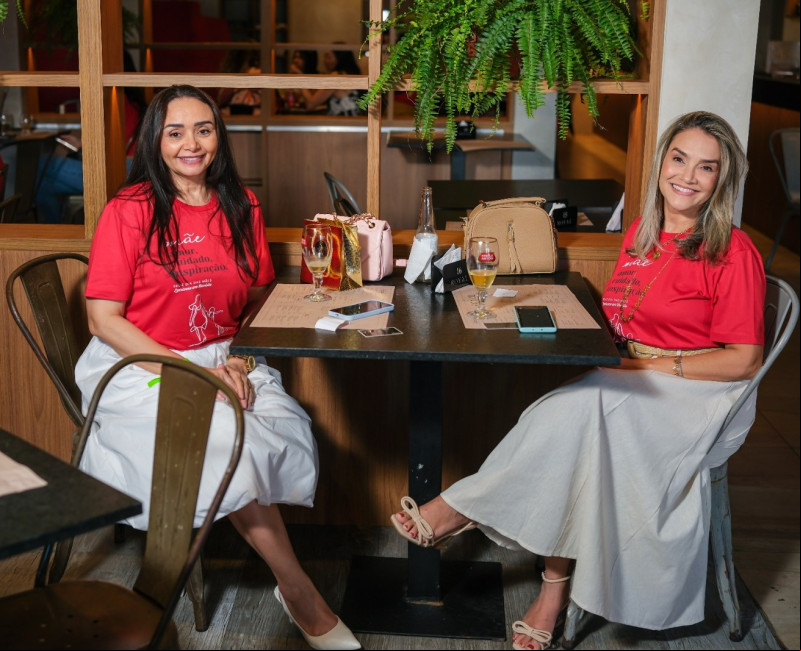 #AlmoçodasMães - Um click das queridas Normélia Cordeiro Mota e Tatyara Martins de Medeiros, no nosso evento Almoço Festivo - 'Mês das Mães'. Chics!!! - (Tibério Hélio)