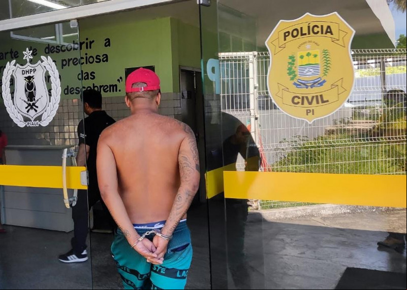 Acusado de homicídio é preso com arma, munições, joias e drogas na zona Sul