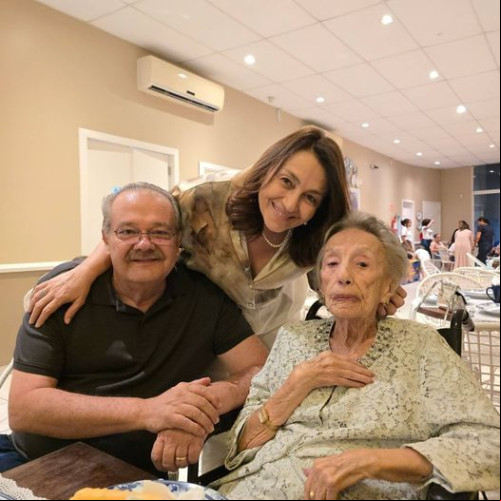 #Parabéns #Family - Kênia e eu comemoramos com muita alegria os 96 Anos de minha sogra, dona Isabel Eulálio, carinhosamente chamada de dona Bilu. Ela é o ponto de união e o e da numerosa família. Que Deus a conserve com muita saúde por muito mais tempo em nosso convívio!"' Inácio Carvalho. Chics!!! - (Arquivo Pessoal)