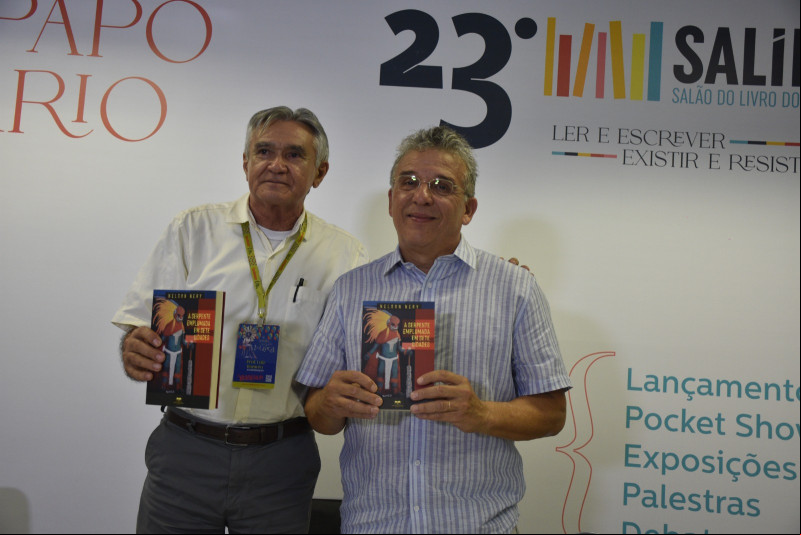 #Salipi - Na noite de 11/6, o querido advogado e escritor Nelson Nery Costa participou de bate-papo durante a programação da edição 2025 do SALIPI – Salão do Livro do Piauí, evento que movimenta a cena literária e cultural de Teresina. O bate-papo foi sobre o livro A Serpente emplumada em Sete Cidades, escrito pelo advogado e que explora narrativas envolventes e referências históricas, tendo como pano de fundo enigmático Parque Nacional de Sete Cidades. no Espaço Rosa dos Ventos, na UFPI. Grazie pelo convite. Chics!!! - (Magal Santos)