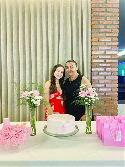 Professora e empresária Raqueilane Sampaio, ontem brindou nova idade. No registro, ela aparece com filha Júlia Sampaio, que no sábado aniversariou. Parabéns! As duas Aniversariantes!! - (Arquivo Pessoal)