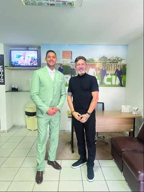 Personal Trainner Vinicíus Pinheiro nos preparativos para seu casamento com a também personal trainner  Mikaelly Kardine no próximo sábado (14). Na foto com o consultor Fontenele Brito que está responsável pelos trajes dos noivos, pajes, padrinhos e pais dos noivos. - (Arquivo Pessoal)