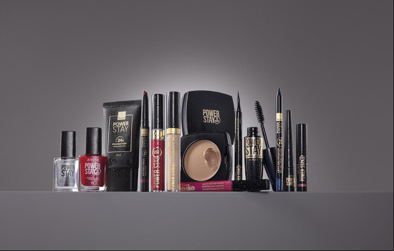 #Natura - Power Stay celebra seis anos com parte do lucro destinado ao Instituto Natura Linha de longa duração de maquiagem da Avon reforça seu compromisso com o empoderamento feminino e celebra seu aniversário com a campanha #VeioPraFicar, beleza como ferramenta de empoderamento, força e expressão pessoal.          Para celebrar os seis anos da icônica linha de maquiagem Power Stay, conhecida por sua fixação e alta performance, a Avon promove a campanha #VeioPraFicar, que reforça a ideia de que a beleza vai além da estética e que também pode ser uma ferramenta de empoderamento, força e expressão pessoal.     Como parte da celebração, o lucro da venda dos esmaltes Power Stay Protagonista, Esmalte Power Stay Guerreira Ouro, Esmalte Power Stay Super Influente, Esmalte Power Stay Empoderada Sim e Esmalte Power Stay Puro Poder serão revertidas para o Instituto Natura, em prol da saúde e direitos das mulheres em todo o Brasil.     Valéria Campos, Head de Marketing de Maquiagem da Avon Brasil, destaca que a marca tem o propósito de ajudar as mulheres a reconhecerem e valorizarem todo o seu potencial e beleza. “Power Stay sempre representou mais do que maquiagem: é sobre resistência, autenticidade e presença. Nesta celebração de seis anos, queremos reforçar que quando a mulher se sente segura e representada, ela se torna ainda mais poderosa. A Avon está e sempre estará ao lado dessa transformação”.     Há 138 anos, a Avon coloca as mulheres no grande pilar de sua missão, promovendo não apenas experiências de beleza e autocuidado, mas também ações concretas pela independência, saúde e bem-estar feminino. Campanhas como a da Saúde das Mamas e a do Fim da Violência contra as Mulheres reforçam esse compromisso inegociável. Ao lado da Geração Z, a Avon acredita que um mundo melhor para as mulheres é, inevitavelmente, um mundo melhor para todos.     A linha de maquiagem Power Stay revolucionou a maquiagem de longa duração e é campeã de vendas da Avon. O portfólio da linha foi desenvolvido para acompanhar a rotina dinâmica dos consumidores, oferecendo praticidade e alta performance. A coleção traz soluções completas, como base líquida com duração de até 24 horas sem necessidade de retoque, batom matte líquido que permanece por até 16 horas, esmaltes com fixação de até 8 dias, corretivo líquido que garante cobertura natural por até 18 horas, além de lápis para os olhos com acabamento em gel e resistência de 24 horas, mesmo sob calor, suor e umidade, entre outros.     E quem estiver em São Paulo, dia 14 de junho, próximo final de semana, pode participar da ação da Avon que convida suas consumidoras a testar a resistência e durabilidade da maquiagem em uma aula de autodefesa. As aulas são gratuitas e as vagas limitadas, sujeitas à lotação. As inscrições serão feitas através da plataforma Sympla. Chics!!! - (Arquivo Pessoal)