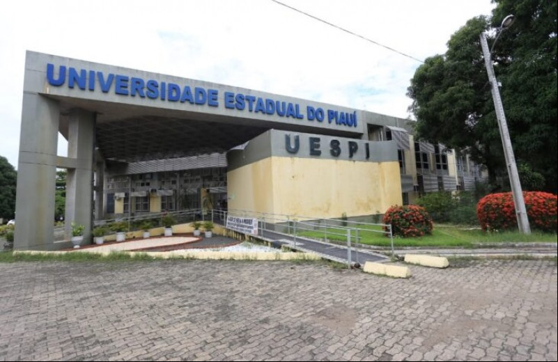 UESPI vai pagar R$ 300 para estudantes com filhos de até 5 anos; entenda o benefício