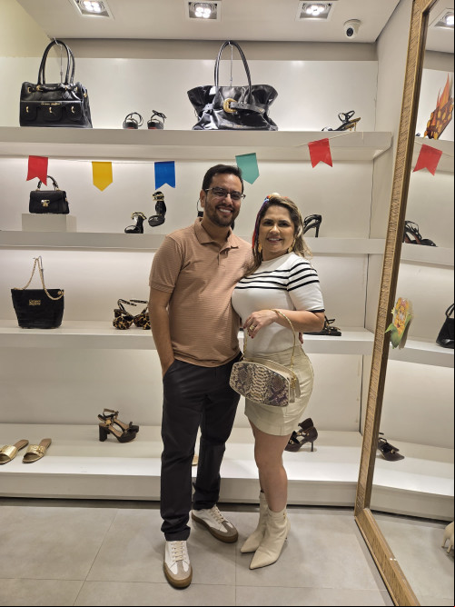 Click do advogado Dr. Cândido Lima Júnior e da empresária Jucimara Soares Silva - by Carmen Steffens em reinauguração de loja